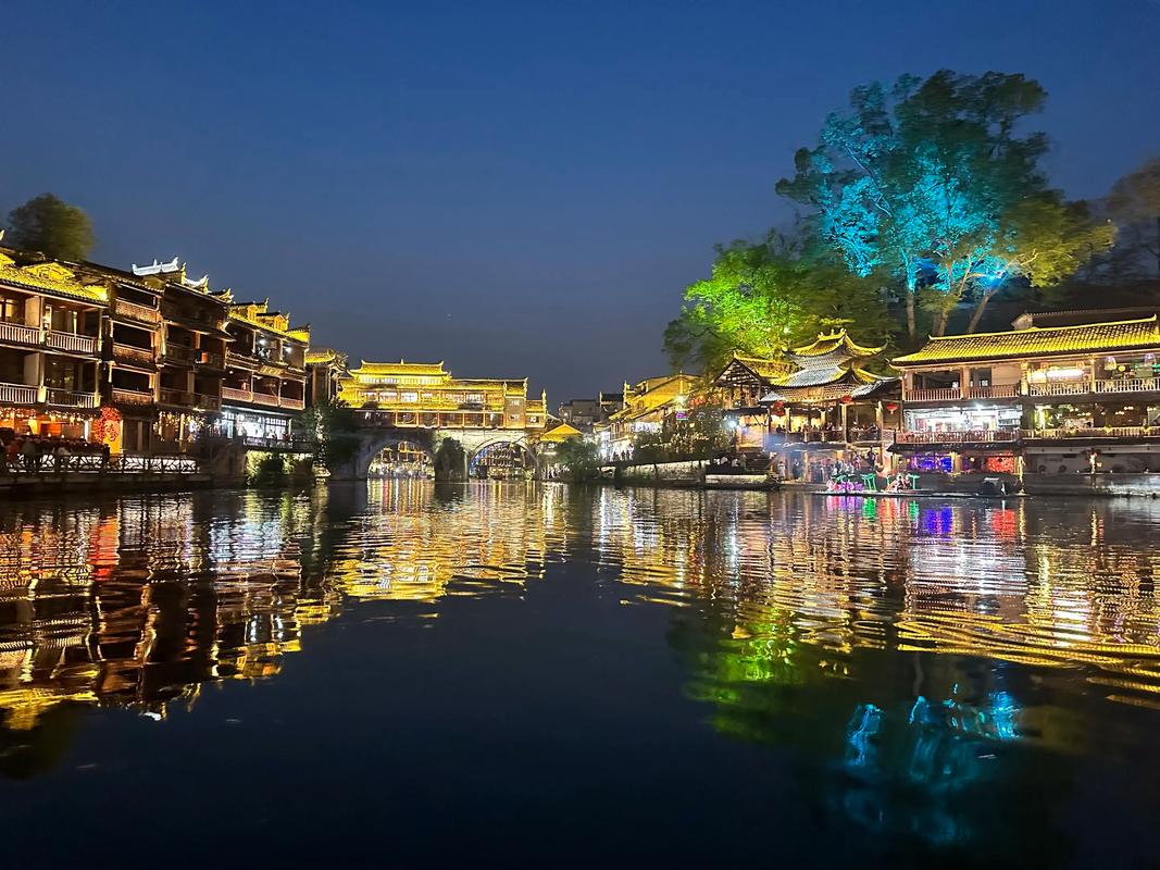 凤凰古城游玩攻略：夜景最佳打卡点